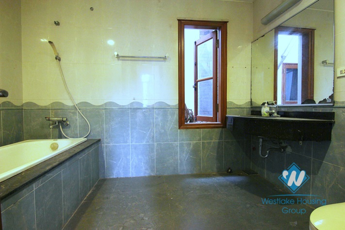 Unfurnished 4 bedrooms house with garage for rent in Xuan Dieu st, Tay Ho area.
